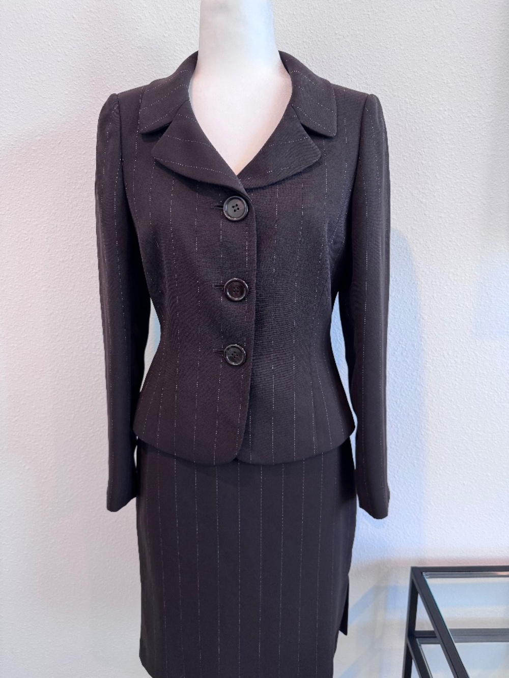 TAHARI Arthur Levine Women’s Chocolate Brown pin striped skirt suit set Size 4